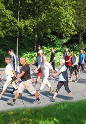 [Foto einer Kraftübung mit Nordic Walking-Stöcken]