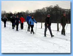 [Foto einer Nordic-Walking-Gruppe im Schnee]