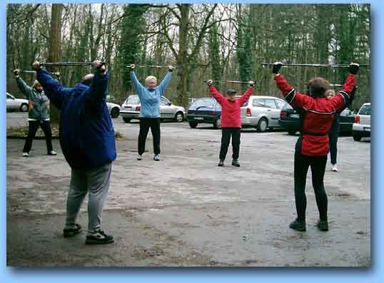 [Foto einer Stretchingübung bei schlechtem Wetter]