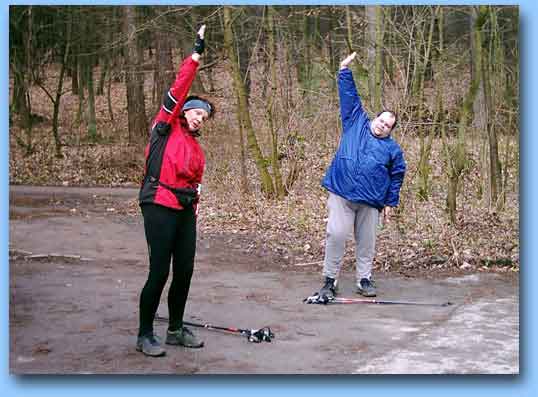 [Foto einer Stretching&uuml;bung mit einem &Uuml;bergewichtigen]