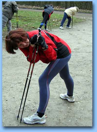 [Foto von Ilona Pöllmann bei einer Stretchingübung]