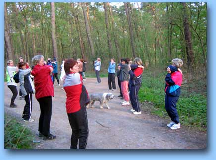 [Foto einer Stretching-&Uuml;bung]